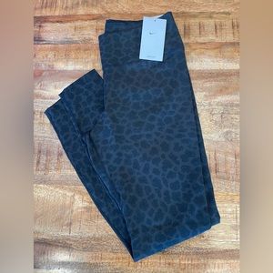 Nike leggings. Womens size medium. Black leopard print. NWT 🔥🖤